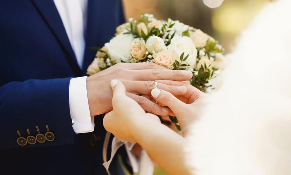 marriage مشاوره ازدواج و دو نفر در حال عروسی